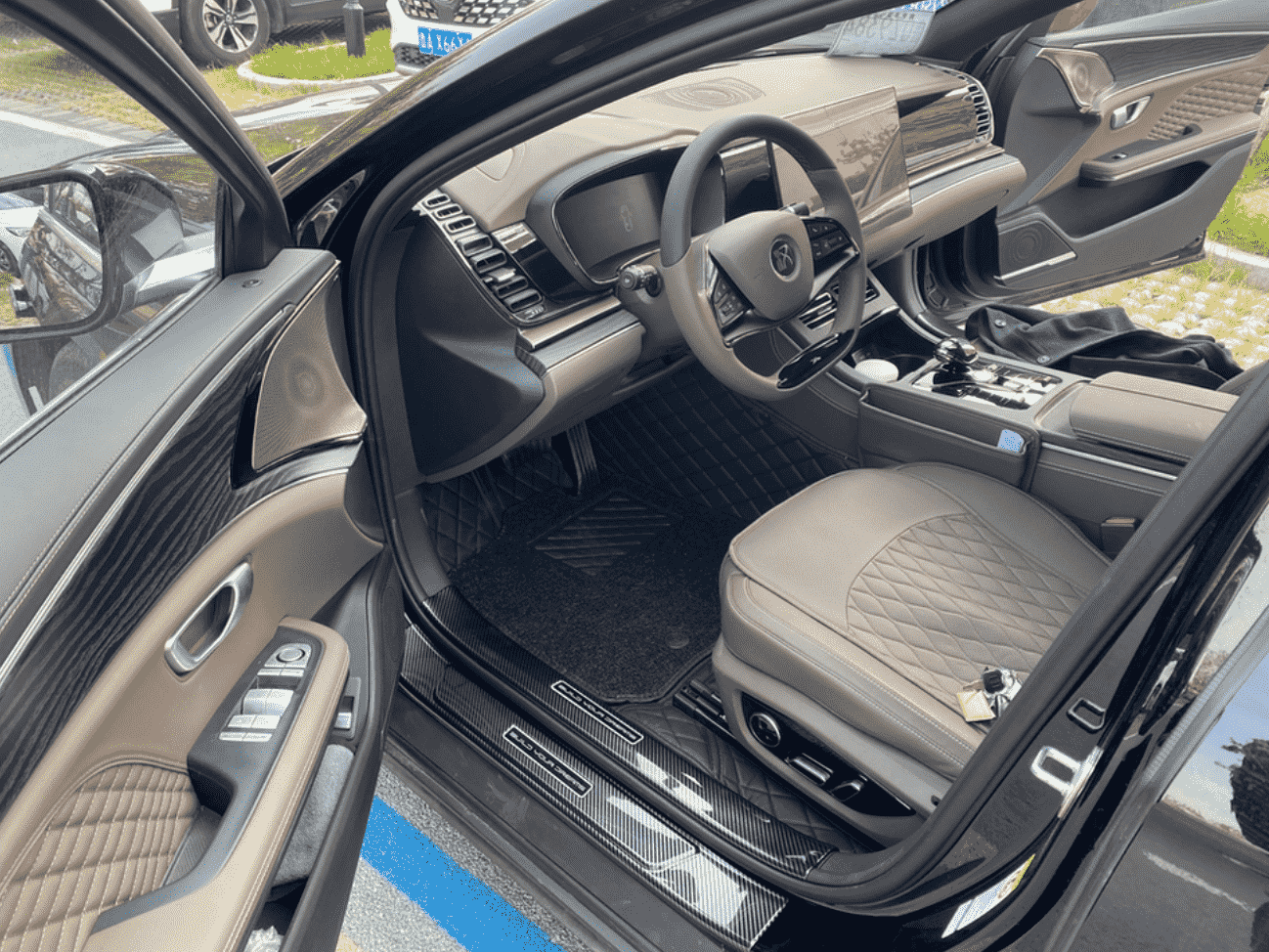 Xevaban.com ở 214 Giải Phóng là đơn vị chuyên cung cấp phụ kiện oto, đồ chơi oto, đồ chơi byd han, phụ kiện byd han, xevaban, 214 giải phóng, ốp bậc chân byd han, nẹp bậc chân byd han, ốp bậc chân lên xuống byd han.